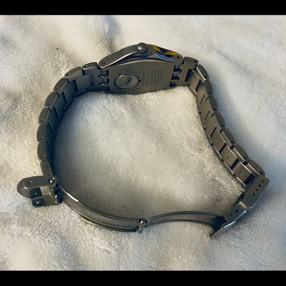 EUC beautiful Pinkaround Swatch bracelet watch. - Picture 5 of 5